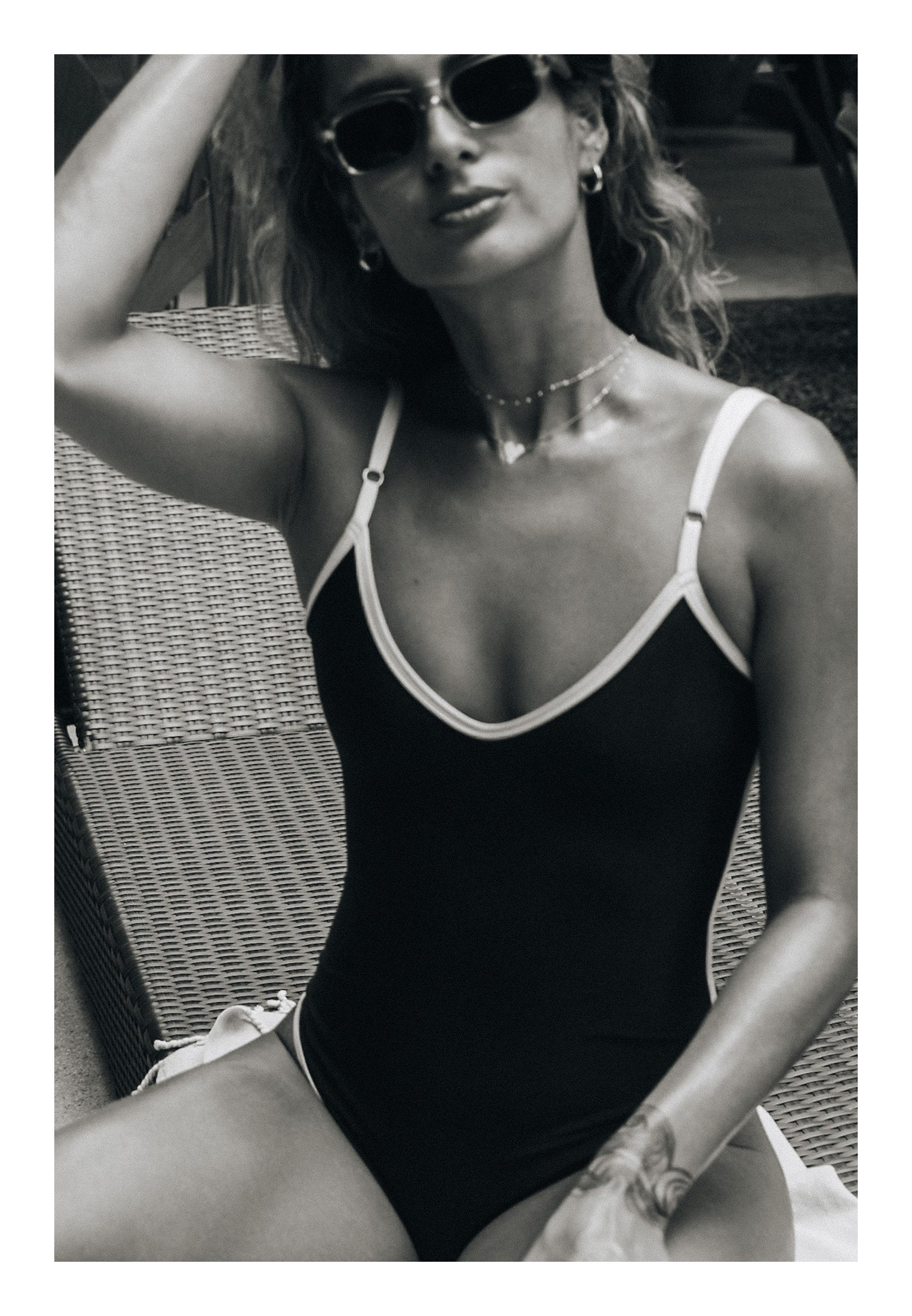 VAIANA - Black shiny suit with white contour 