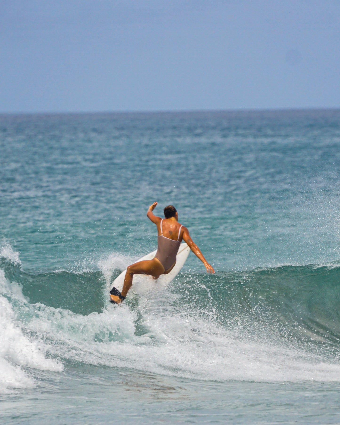 AURORA -  Traje Arena con Tira Crema