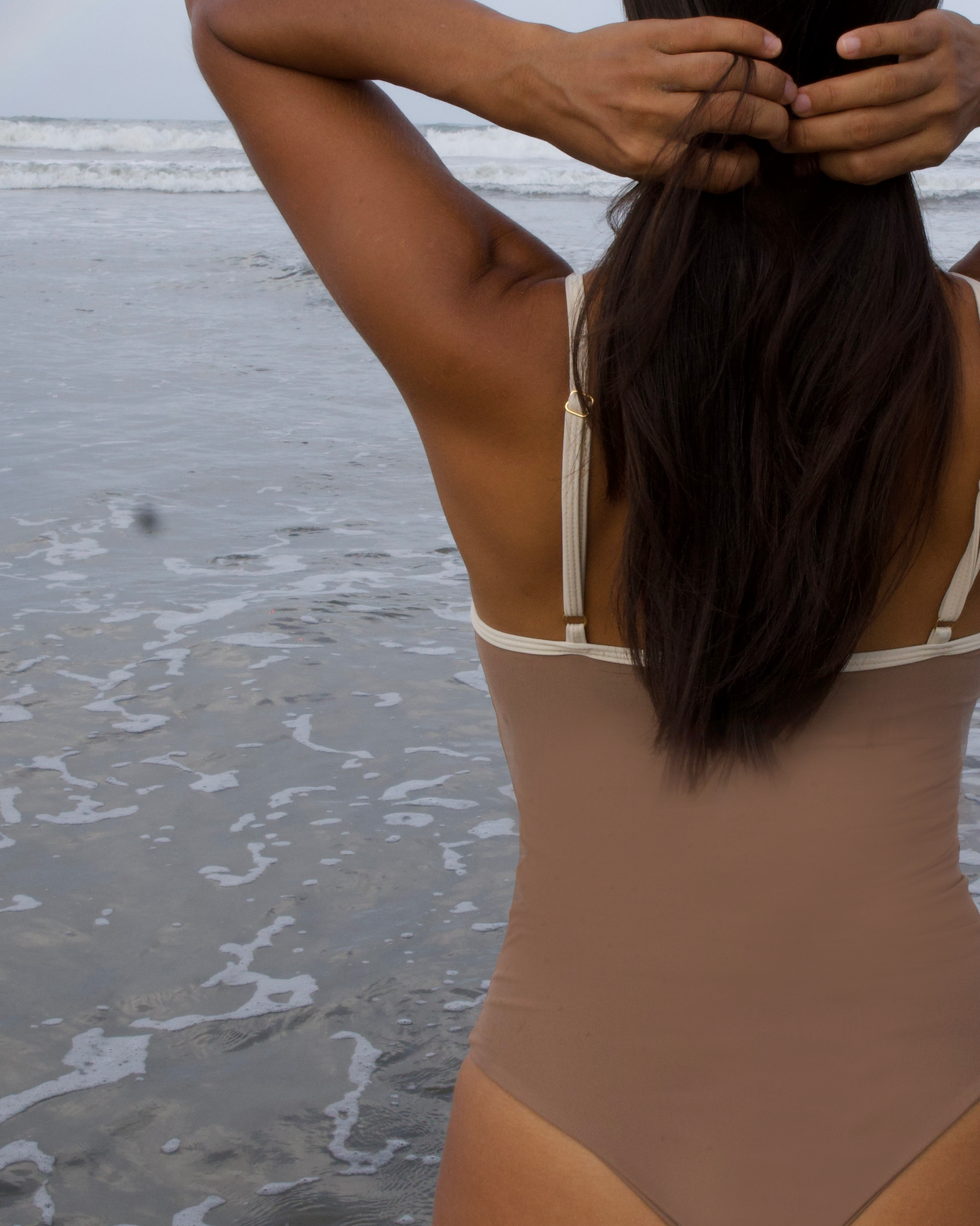 AURORA -  Traje Arena con Tira Crema